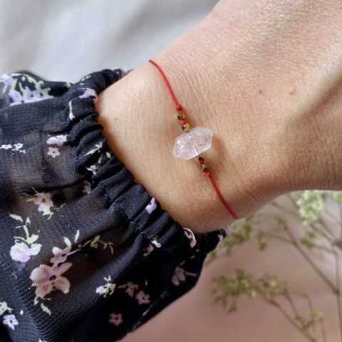 Czerwona bransoletka szczęścia z Kryształem Górskim - Wyjątkowa biżuteria dla pozytywnych wibracji